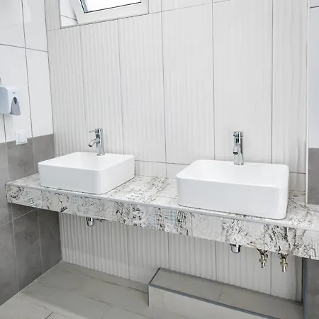 キャンプ場 Kempingzator 3*